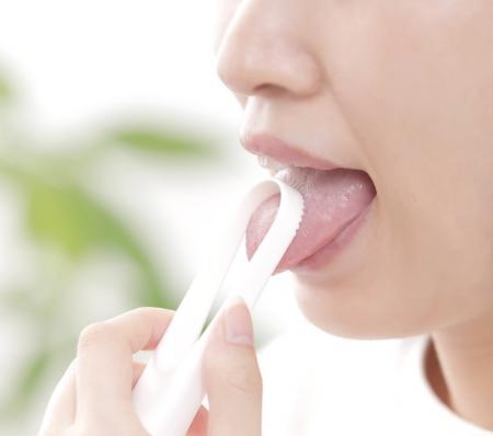 舌の汚れを浮かせてかき取る、舌に優しい素材の『舌ク
