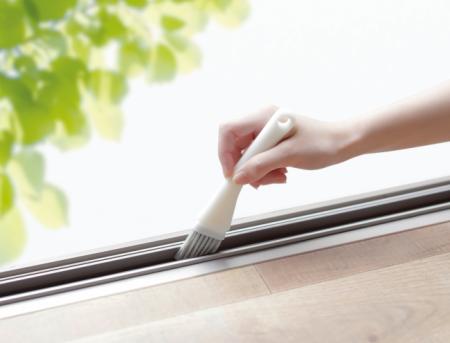 ブラシとヘラで隅々まで掃除ができる『サッシブラシ』