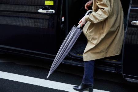 「とじるだけで一気にたたまる傘」など新商品を体験で