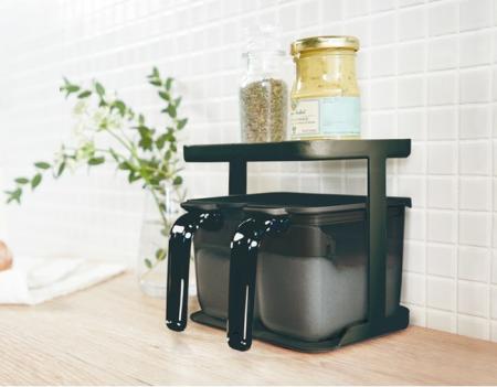 「調味料ポット」が 1段に2個、最大4個がぴったり収納