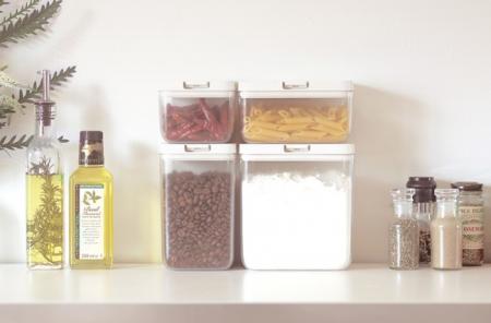 パッキン付きで湿気を防ぎ、ワンタッチで開く「保存容