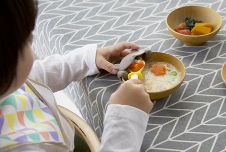 お皿の外への食べこぼしを防止。マーナベビーより『上