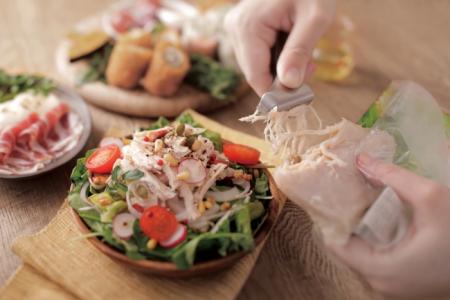 サラダチキンを手を汚さずに簡単にほぐせる『ほぐせる