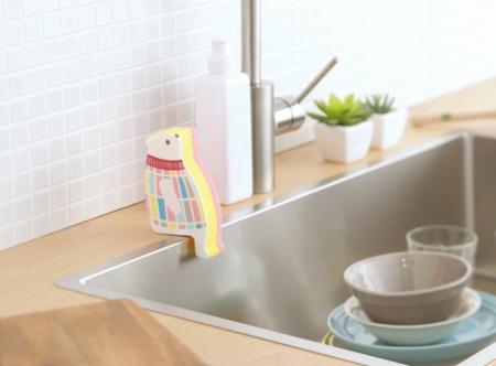 シンクのフチに座らせて収納できる「おすわりスポンジ