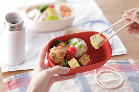 お弁当の水滴や余分な油がすのこの下に落ちる『すのこ