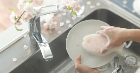 ロングセラーのおさかなスポンジに期間限定さくら色が