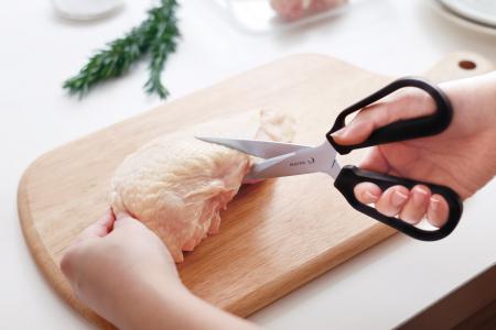 お肉のプロと開発。お肉や食材が気持ちよく切れる『料