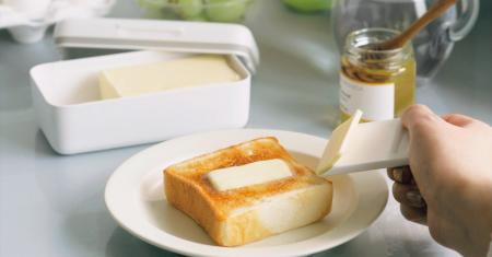 使う分だけ、好みの厚さに切り分けできるカッター付き