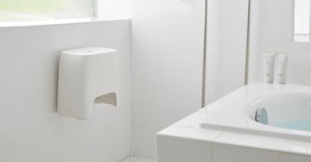 浴室の壁面に浮かせて収納できる「マグネット風呂いす