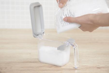 調味料が固まりにくく、ワンタッチで開く調味料入れ『