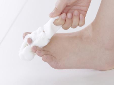 Uの字構造で、2ヶ所一気に洗える『足スッキリブラシ』