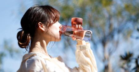 なめらかな口当たりのウォーターボトル、新色「コーラ