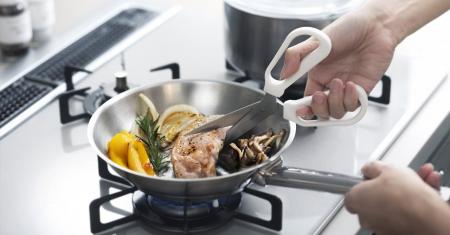お肉の切り心地を考えた「料理のハサミ」にWEB限定色