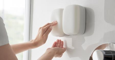 本体前面を押すだけで液体ソープが出る、詰め替えや丸