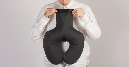 ひと息で膨らみ、小さくたためるネックピローが新発売