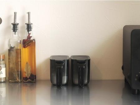塩や砂糖が固まりにくく、ワンタッチで開く調味料入れ