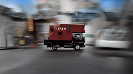 世界初の移動式錆茶室から始まったTAIZAN、表参道に旗