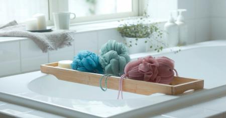 濃密泡で背中も洗いやすい、落ち着きのあるくすみカラ