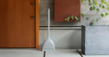 立たせて薄く、コンパクトに収納できる「ほうき ちり