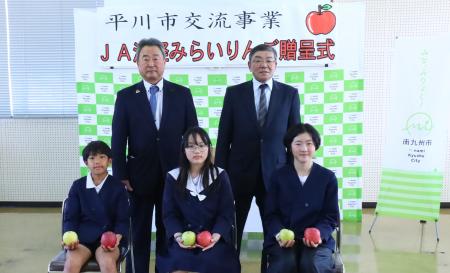 JA津軽みらいりんご贈呈式