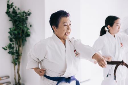 3月8日は国際女性デー「シニア女性」が登場する広告ビ