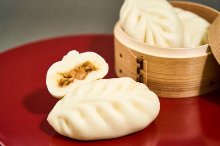 焼きとりの“ゴロっと食感”を楽しめる　手包みで仕上げ