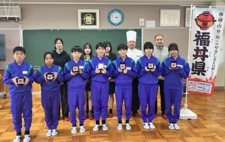 福丼県×鯖江市役所JK課、ごみ拾いで集めたペットボト