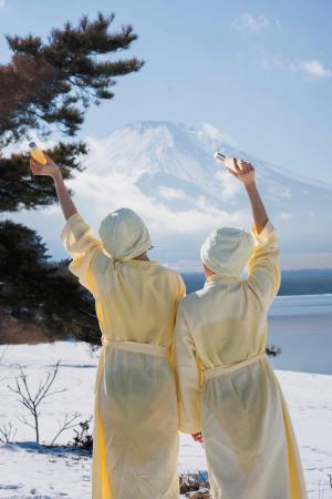 d'Alba（ダルバ）、RANGE ROVERとともに山中湖にてウ