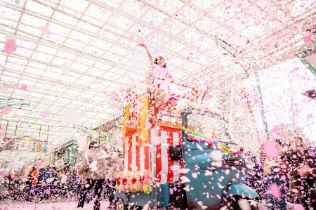 【西武園ゆうえんち】桜をイメージした紙吹雪が舞う「