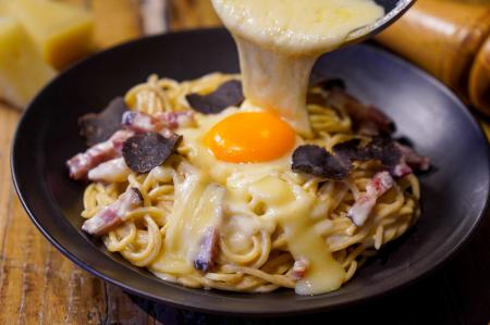 炎のカルボナーラにラクレットチーズを豪快に。チーズ