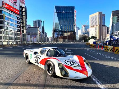 展示200台超、総額100億円超の空冷ポルシェが銀座上空