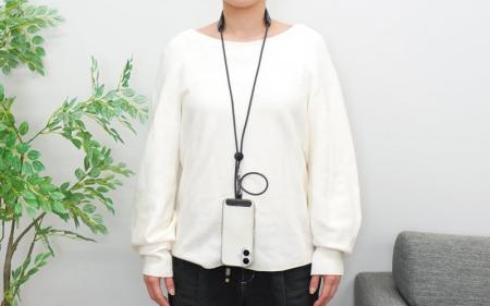 見た目はただのスマホストラップ。中身は充電機能と振