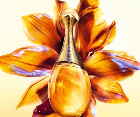 花々の色彩と芳香がピークを迎え、満ちていくゴールド