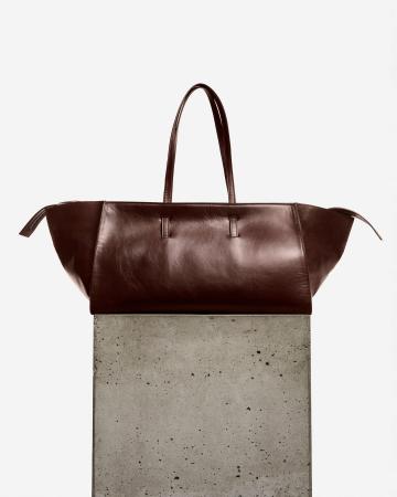 COS、新作バッグ「MONUMENT TOTE」を発表