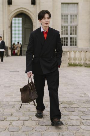 ロエベ 2026秋冬ショーに岡田将生、中野有紗をはじめ