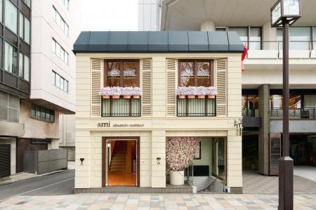 Ami Paris 表参道ポップアップの店内を桜で装飾し、一
