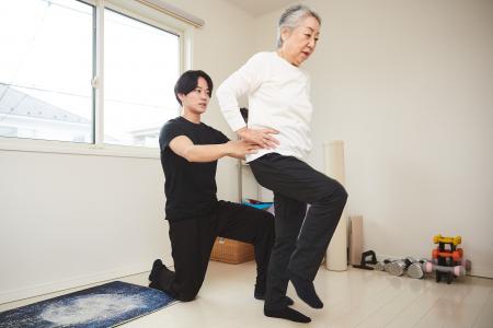港区の国家資格理学療法士が「高齢者の在宅歩行改善デ