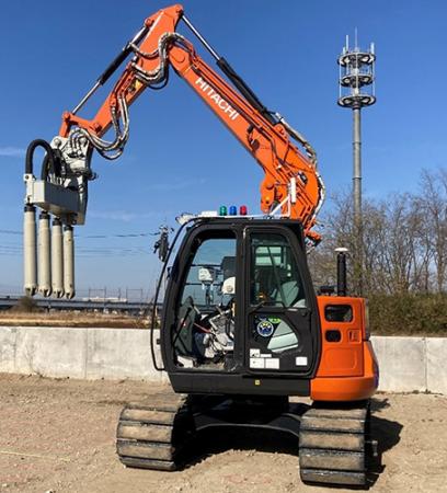 ダム用油圧ショベル型バイブレータの遠隔化・自utf-8