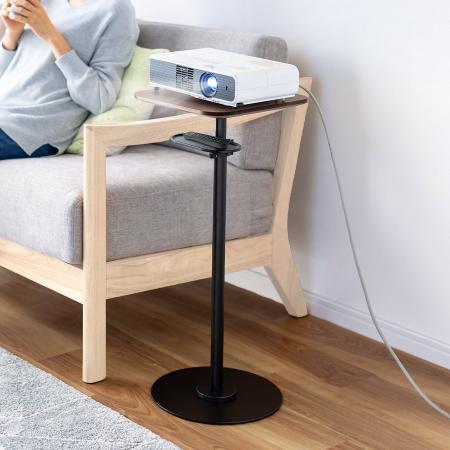 インテリアになじむ木目調デザインのプロジェクタース