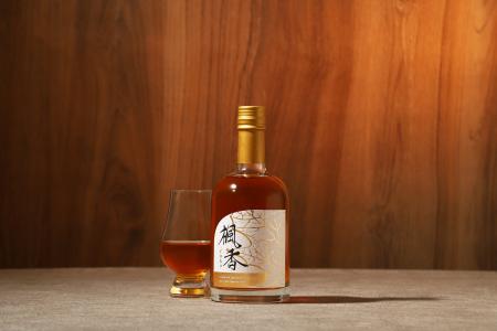 オーク樽仕込みの国産メープルウイスキー「楓香」が販