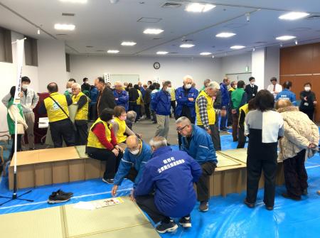 「畳店の段ボールベッド？」避難所生活を想定した防災