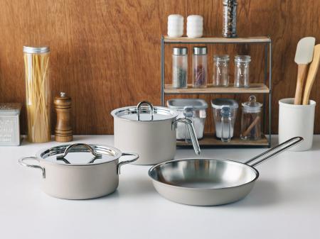 ステンレスの輝きにニュアンスカラーをまとったミニマ ステンレスの輝きにニュアンスカラーをまとったミニマ