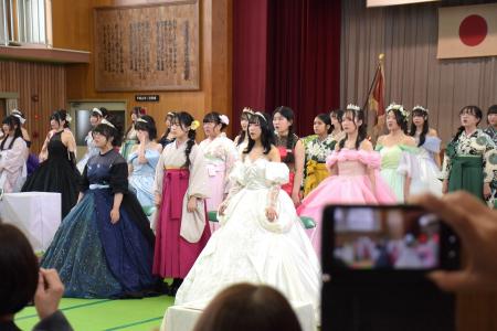 なんてきらびやかな卒業式！自作のドレスと着物で巣立