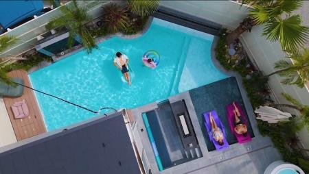 夏まで待てない　4月1日から温水プール開き！　扉を開