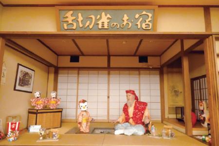 温泉マークと童話「舌切雀」で街を元気に140年続く群