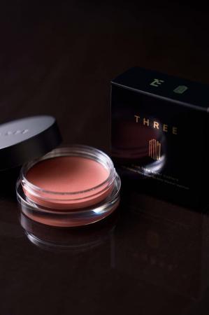 THREEのグラムトーンカラーカスタードに、深みと透明