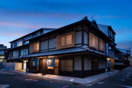 京都駅から地下鉄1駅、五条に2連棟の京町家宿を2utf-8