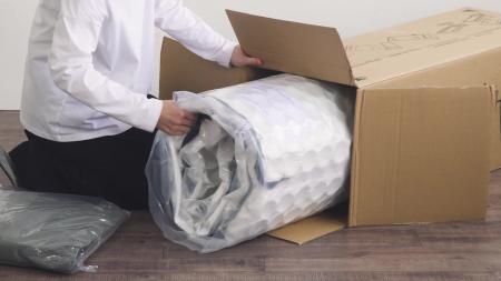 ニトリ初の「圧縮ベッドフレーム」が登場。開封してす