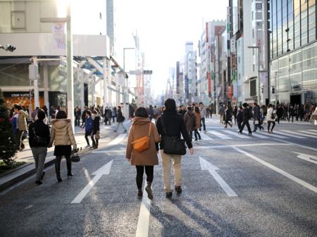日焼け止めは「美容液」へ。シワ改善や美白を1本で...