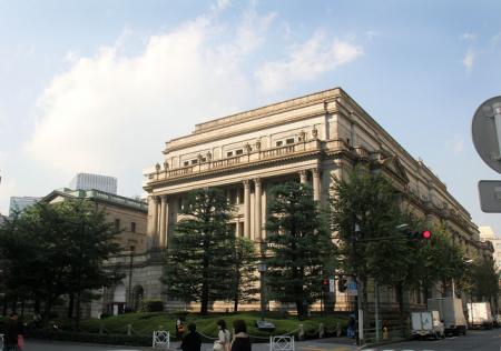 日銀は金利据え置きの見通しも、円安・原油高への...